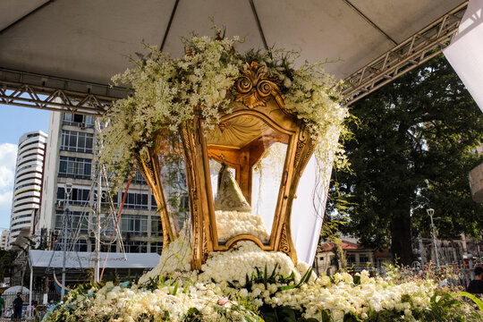 The litter decorated with white flowers, and the image of Our Lady of Nazar&eacute; inside a glass dome, during the C&iacute;rio de Nazar&eacute; procession, in Belem PA, Brazil.