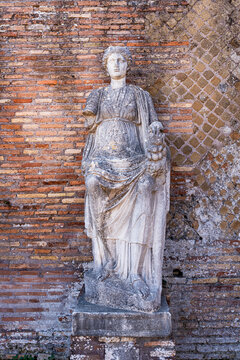 Ancient roman statue portraiting a woman wearing a tunic