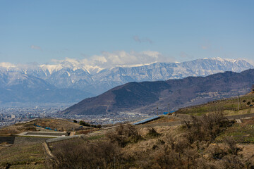春の訪れが近い山の風景