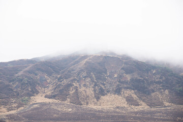 雲が降りる山