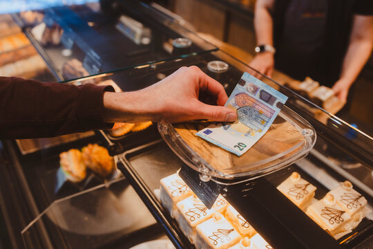 Bezahlen mit 20 Euro Schein in der Bäckerei