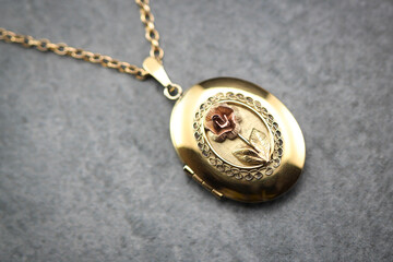 Vintage 1970s, 14Ct Gold Filled, Ornate Filigree Floral, Rose, 2 Photos Oval Locket Pendant Necklace