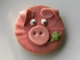 glücksschweinchen als keks überzogen mit rosa Marzipan