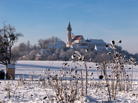 kloster Andechs im Winter ; es liegt auf einem kleinen Berg nahe des Ammersees, in Oberbayern