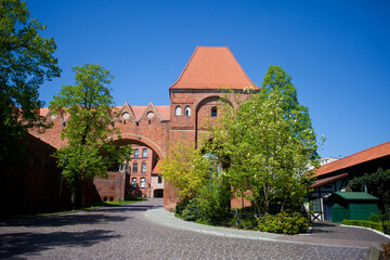 Najlepiej zachowany fragment zamku wieża - gdanisko  z początku XIV wieku; miała ona funkcję sanitarną i obronną, strzegąc głównego wjazdu do zamku, Torun, Poland - obrazy, fototapety, plakaty