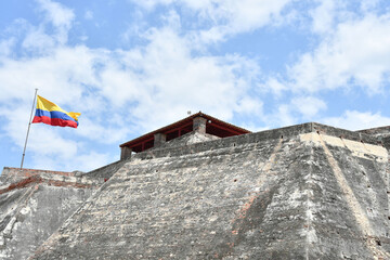 Bandera de Colombia en lo alto del Castillo San Felipe de Barajas. Cartagena de Indias, Colombia.
