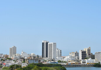 Área moderna en ciudad de Cartagena de Indias con un cielo azul despejado, Colombia, paisaje...