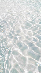 Klares, frisches Wasser mit leichten Wellen auf der ruhigen Oberfläche