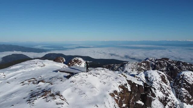 Amazing snowy landscape ontop of mountains
