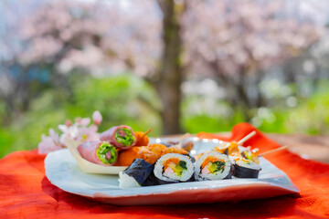 お花見のキンパと天むす