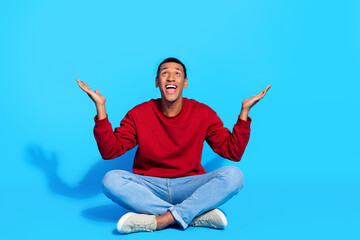 Photo of cheerful attractive man wear trendy red jumper catch empty space special news billboard...