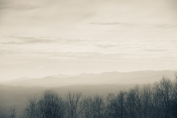 Obraz na płótnie Canvas Serene hills with mist and dreamy sky