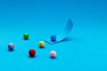 Blue sphere starting path with upward direction and others waiting to try