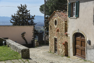 Piccola cappella davanti alla Pieve di Gropina - obrazy, fototapety, plakaty