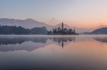 Enigmatic Beauty: Misty Veils Adorn the Serene Surface of the Lake, Shrouded in Ethereal Mystery - obrazy, fototapety, plakaty