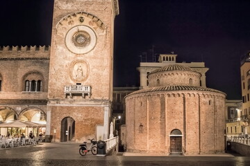mantua, italien - piazza delle erbe am abend mit uhrturm und rotonda - 759083301