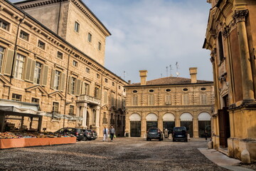 mantua, italien - piazza matilde di canossa mit palazzo porticato a loggia - 759083567