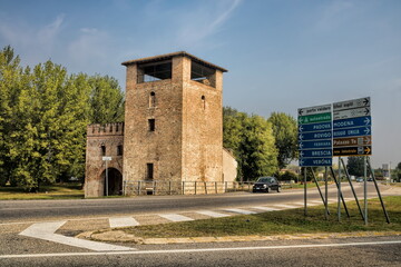 mantua, italien - mittelalterliches stadtor porto valdaro mit Wegweiser - 759083730