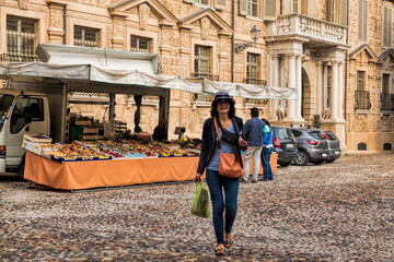 mantua, italien - frau beim einkauf am marktstand auf der piazza canossa