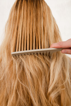 Combing dry and damaged hair after dyed 