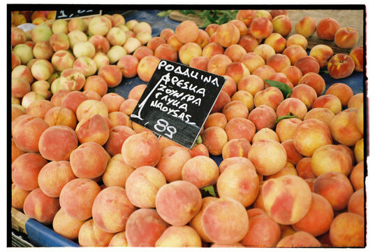 Peaches fruit market