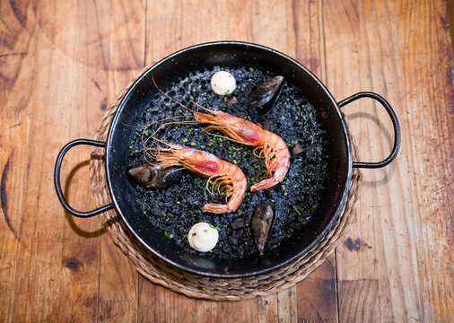Mediterranean black rise paella 