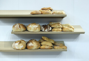 panes artesanales variados en la estantería de panadería