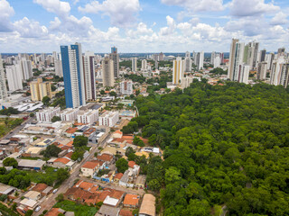 Naklejka premium Aerial city scape of Parque Mae Bonafacia park in summer in Cuiaba Mato Grosso