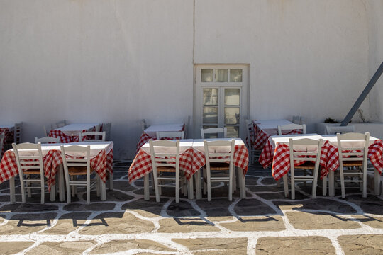 Fototapeta Restaurant tables on the street, Mykonos, Greek Island