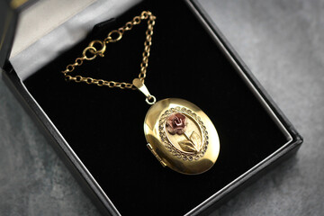 Vintage 1970s, 14Ct Gold Filled, Ornate Filigree Floral, Rose, 2 Photos Oval Locket Pendant Necklace