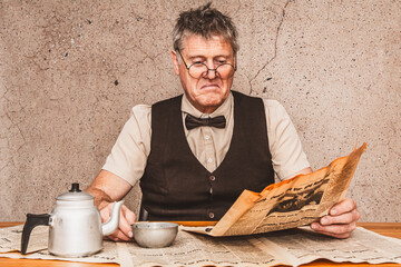 Pensionist liest morgens die Zeitung
