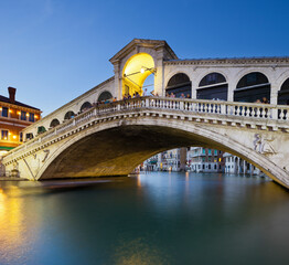 Rialtobrücke am Canal Grande, Venedig, Italien - obrazy, fototapety, plakaty