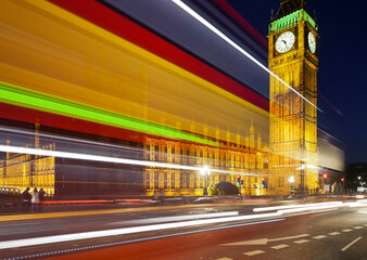 Fototapeta na wymiar Westminster Palace, Leuchtspur Stockbus, Big Ben, London, England, Großbritannien