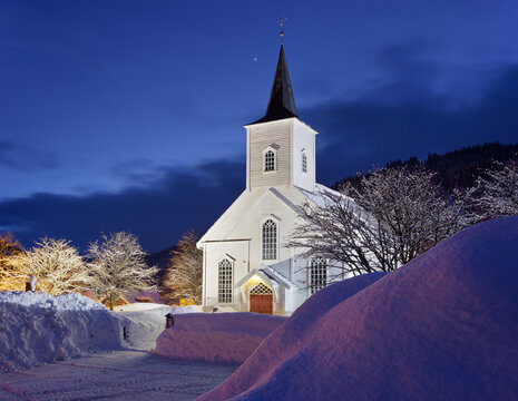 Kirche in Oppheim, Hordaland, Norwegen