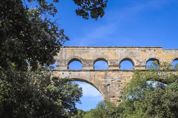 Photo sur Plexiglas Pont du Gard Famous ancient Roman bridge Pont du Gard over Gard river near Vers-Pont-du-Gard town, France