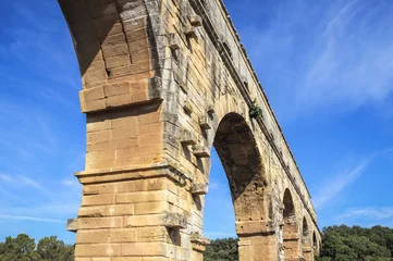 Photo sur Plexiglas Pont du Gard Famous ancient Roman bridge Pont du Gard over Gard river near Vers-Pont-du-Gard town, France