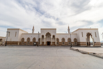 Obraz premium Masjid al-Shuhada mosque under Uhud mountain in Medina, Saudi Arabia