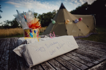 Close Up - „Happy Birthday“ Geburtstagsfeier im Campingurlaub