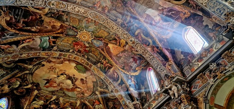 church san nicolas valencia light windows stained glass art tourism frescoes chapel ceiling images figures drawings colors