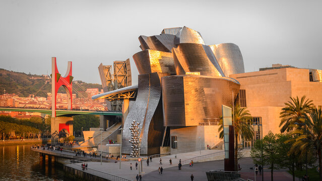 Museo Guggenheim (en vasco  Guggenheim Bilbao Museoa) diseñado por Frank O. Gehry en Bilbao, Pais Vasco, España
