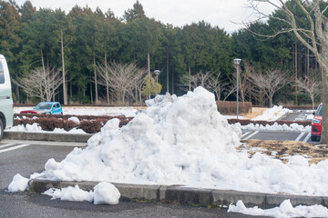 雪かきが行われた冬の駐車場
