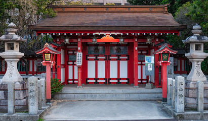 訪れる人々の心を明るく照らす、松山神社の赤い提灯と白い壁
