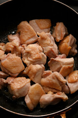 鶏もも肉を焼いている様子