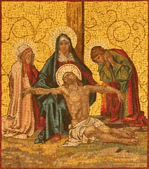 Küchenrückwand glas motiv MILAN, ITALY - MARCH 4, 2024: The mosaic of Deposition (Pieta) as part of Cross way station in the church Chiesa di San Agostino by unknown artist of 20. cent. © Renáta Sedmáková