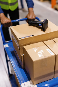 Box package warehousing comany working staff barcode