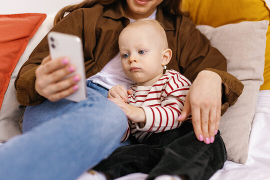 Mobile phone gadget parent curious chill out home baby digitalisation