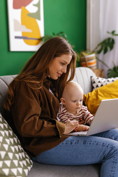 Home motherhood babysitting tech use pc leisure activity single parent