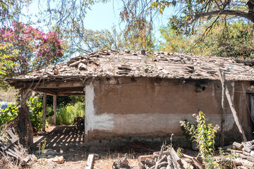 Casa de adobe en ruinas