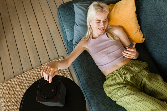 Plug in and use smart speaker connected with mobile phone 