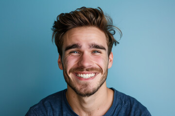 Obraz premium A man with a beard is smiling for the camera